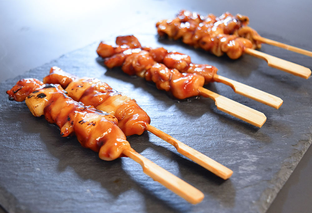 SUMIBI YAKITORI 22g (Charcoal-grilled chicken on skewers: chicken thigh, chicken with leek, and skin)