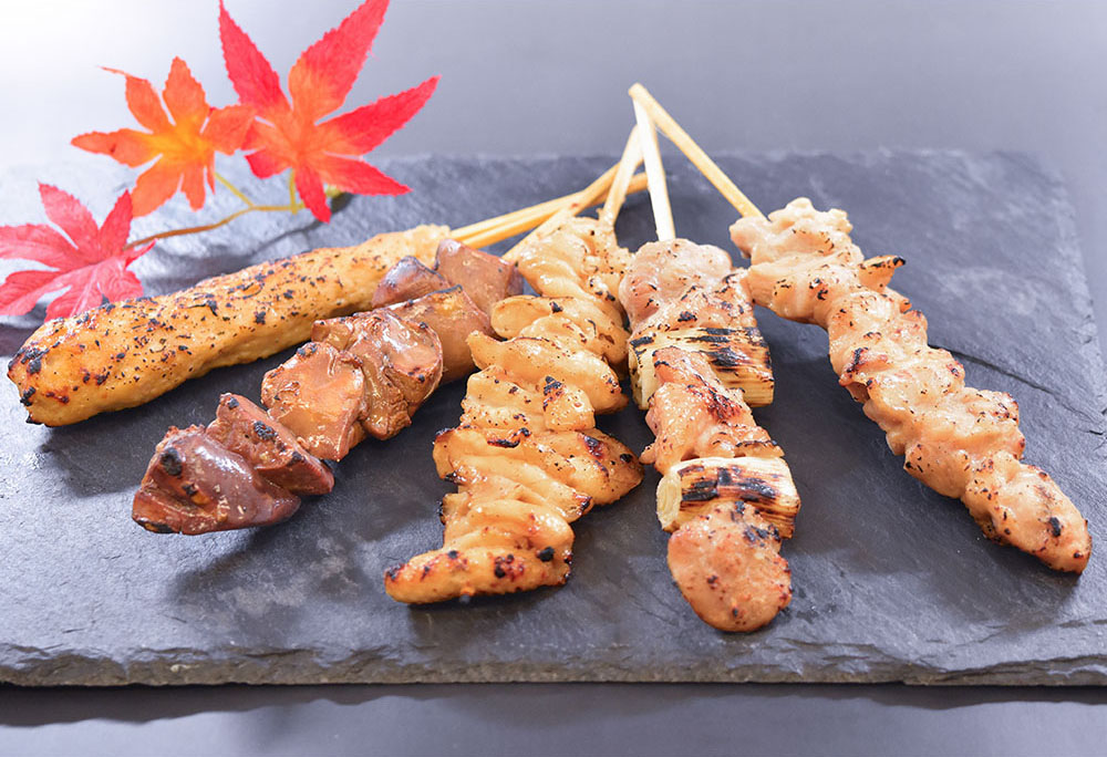 SUMIBI YAKITORI SUYAKI　35g (Charcoal-grilled chicken on skewers with no sauce: chicken thigh, chicken with leek, liver, skin, and chicken meatballs)